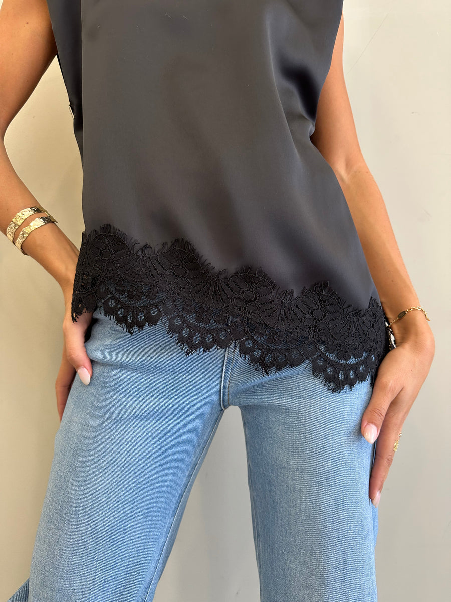 MOTEL Top satin asimmetrico nero
