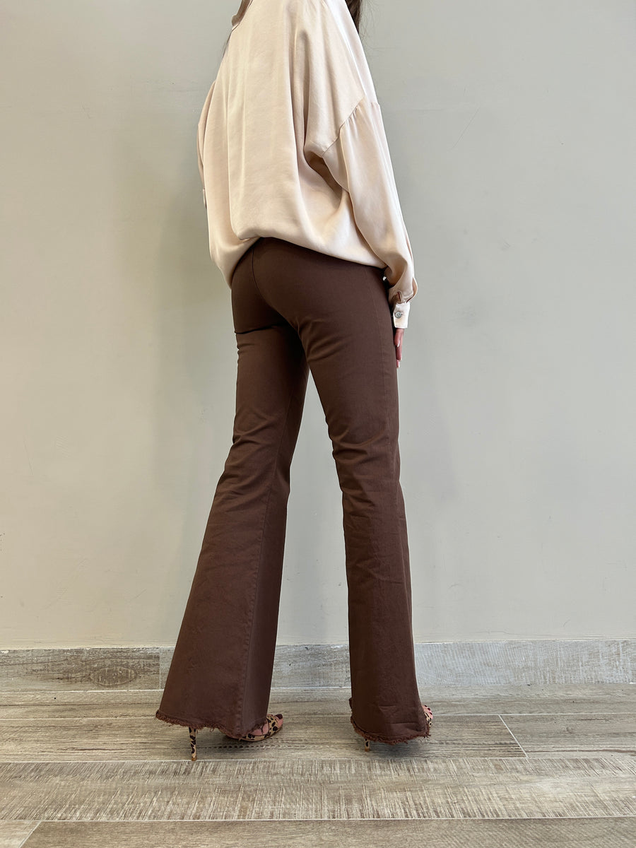MOTEL Pantalone elasticizzato flare cioccolato